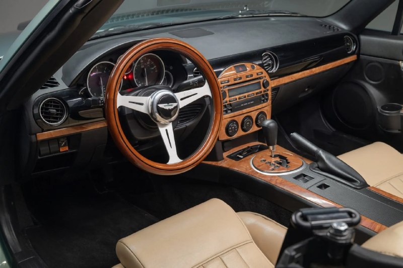 Mazda MX-5 превратили в винтажный Aston Martin и выставили на аукцион всего за $23 тысячи. 7