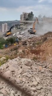 דחפורי ישראל הישראלי הורסים בתים של פלסטינים בכפר אל-וואלאג'ה, בית לחם, בגדה המערבית.