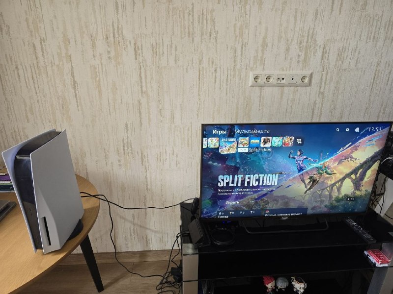Продам PS5, в комплекте 2 джойстика