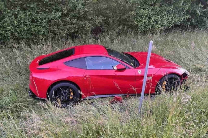 В Швейцарии Ferrari F12 после ДТП просто оставили лежать посреди поля. 2