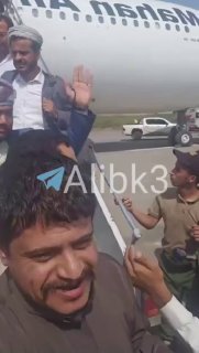 בקריאות "מוות לאמריקה" ו"מוות לישראל" יורדת המשלחת התימנית מהמטוס האיראני שנחת בשדה התעופה חודיידה.