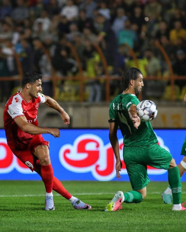 فوتبالی | Footballi.net: وضعیت عجیب علیپور؛گل زدن در جریان بازی ممنوع ⛔️⚽️ علی علیپور در جریان دیدار پرسپولیس و شمس‌آذر قزوین در ترکیب اصلی قرمزه