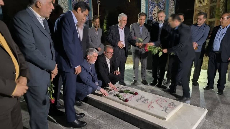 روزنامه ایران: ⭕ تجدید میثاق وزیر فرهنگ و ارشاد اسلامی با شهدای گمنام در استانداری کهگیلویه و بویراحمد🔹 سیدعباس صالحی‌امیری وزیر فرهنگ 