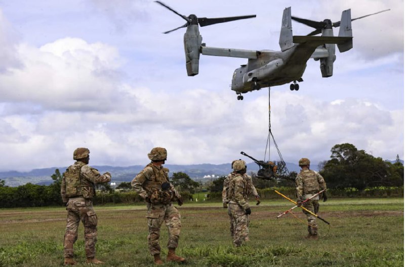 مجله نظامی ایران: 🔻ارتش آمریکا انتقال هویتزر با MV-22 Osprey را آزمایش کرد🔹 ارتش آمریکا در هاوایی آزمایش کرد که چگونه یک هویتزر سبک M119 ب