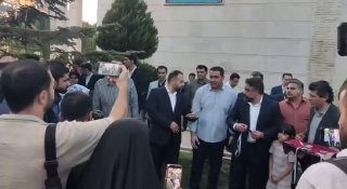 🎥 לפני תחילת הטקס, נטעו עצים באופן סמלי מספר משפחות נפגעות מבית הספר שאג'רה טייבה מינאב.