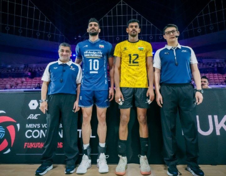 دنیای توپ و تور: 🏐 کاپیتان های ایران و هند در کنار داوران بازی آخمیتوف قزاقستانی و البلوشی اماراتی