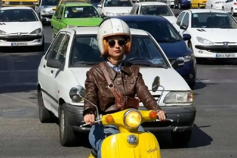 عصر ایران: زنانی که پیش از قانون، موتور را به زندگی روزمرهشان آوردندمعلق بر دوچرخ🔹️ سالها مسئله گواهینامه موتورسیکلت برای زنان در