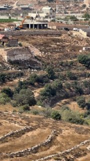הכיבוש מבצע פעולות הריסה באזור "חאלת אל-ורדה" בעיירה בני נעים, מזרחית לחברון.