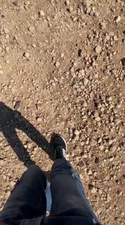 مستوطن يعرقل مرور شاب في تجمع شرقي القدس