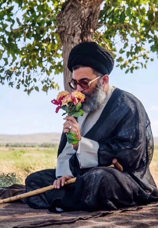 وارثون: #لحظات_ماندگارتصویر بسیار زیبا و کمتر دیده شده از رهبر شهید انقلاب اسلامی حضرت آیت الله خامنه‌ای@varesoon