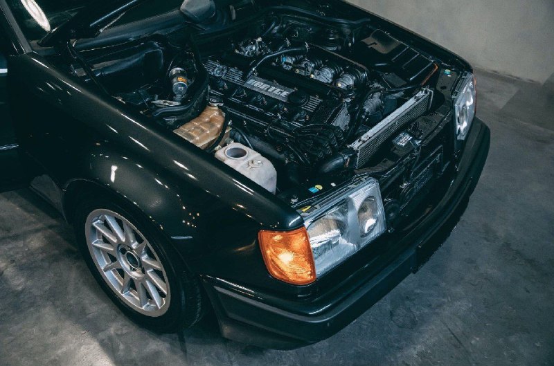 С конвейера этот автомобиль вышел как обычный семейный седан -Mercedes-Benz 300E. 7