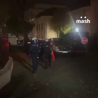 Госпереворот начался в Польше, — утверждает депутат Европарламента Аркадиуш Муларчик. Президент Кароль Навроцкий срочно возвращается в Варшаву и прервал поездку в Сенегал — полиция заблокировала Конституционный трибунал после отстранения его председателя Б