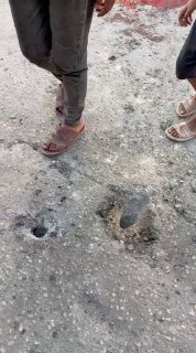 עקבות דם של נפגעים ואנשים נגועים; כתוצאה מכוונת מזל"ט כיבוש בצומת רחוב אל-ת'ורה, ממערב לעיר עזה.