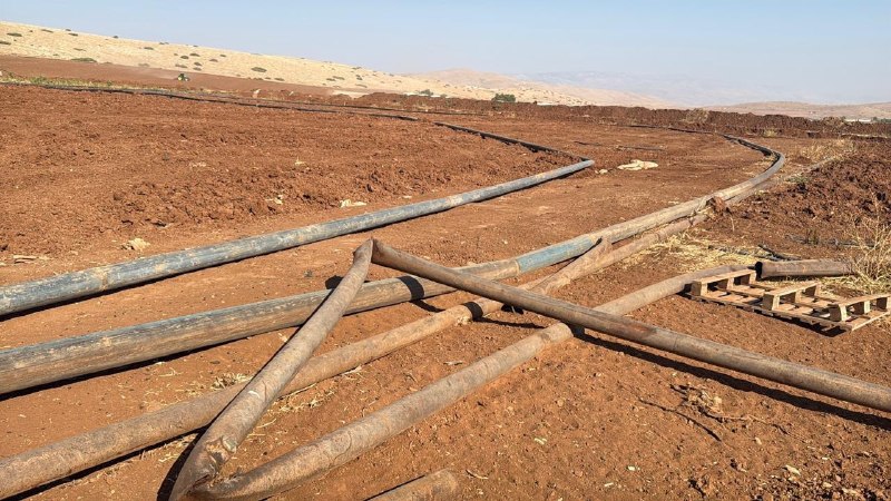התמקדות מתמשכת במקורות מים.. כוחות הכיבוש הורסים קווי מים במישור "אל-בקיע", דרומית לטובאס.