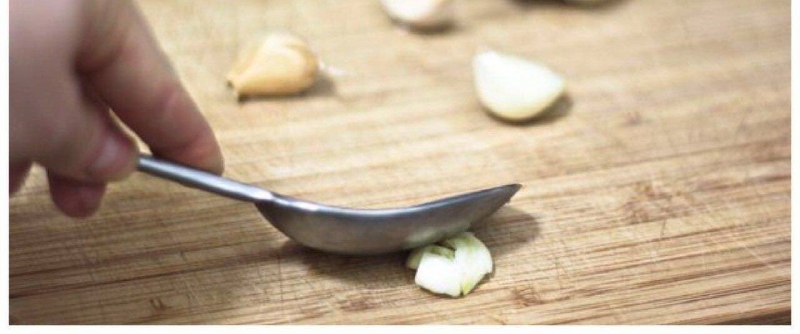 طب قدیم: ▫️از بین بردن خال بدون جراحی👇اطراف خال مقداری وازلین بزنیدیک سیر تازه را له کنیدو روی خال بگذارید و با چسب یا بانداژ بپو