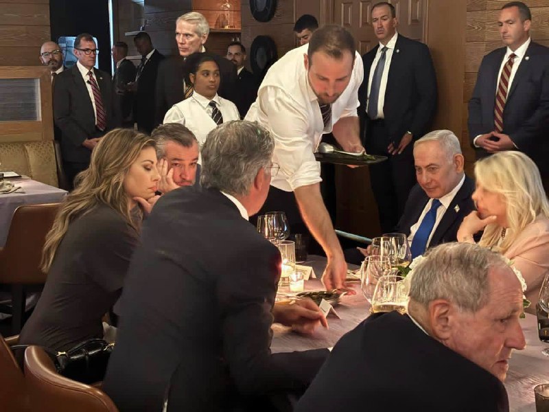 העיתונאי הישראלי ברק רביד מפרסם תמונה של ראש ממשלת ישראל בנימין נתניהו ורעייתו שרה במהלך ארוחת ערב בוושינגט…