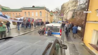 "Позор раскольникам и предателям Церкви" — около 300 человек, в том числе бойцы СВО, вышли на митинг у Посольства Армении в Москве с требованием к Пашиняну перестать нападать на Армянскую Апостольскую церковь и освободить политзаключённых.Организаторы несо