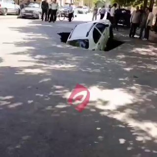 تصاویری که روز شنبه ۲۱ شهریورماه در پایگاه خبری «نیشابور بزرگ» منتشر شده است، سقوط یک خودروی سواری کوییک به داخل حفره ناشی از فرونشست زمین در خیابان نرگس نیشابور را نشان می‌دهد — خبر فوری