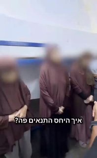 צפו במהלך הסתערותו על אחד מבתי הכלא של הכיבוש... בן גביר מנצל את התנאים הקשים של אסירות פלסטיניות במסע תעמו…