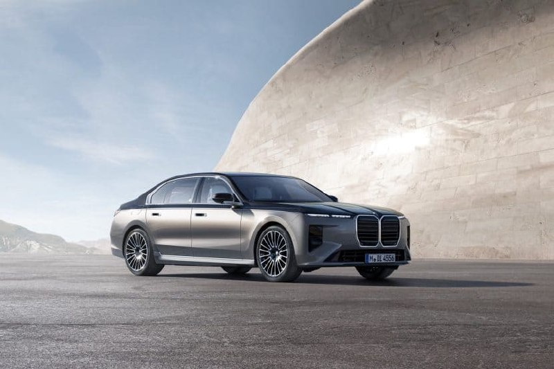 23 дюйма? Нет, 22. Но для седана — впервые. BMW 7 Series LCI решила не мелочитьс