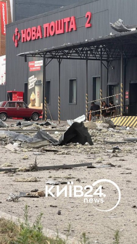 Все, что осталось отделения «Новой Почти» в Оболонском районе после ночной атаки