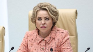 «Написали заявление — и свободны. Так не должно быть» — Матвиенко призвала усложнить процедуру развода и побороться с «обезлюживанием» территорийБракоразводный процесс для россиян стоит усложнить, сделав его «более гуманным», заявила спикер Совета Федераци