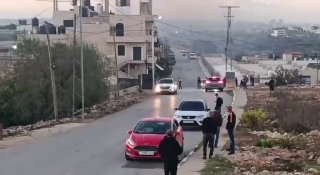 מתנחלים תוקפים כלי רכב פלסטינים ליד גשר עטרה, מצפון לרמאללה.