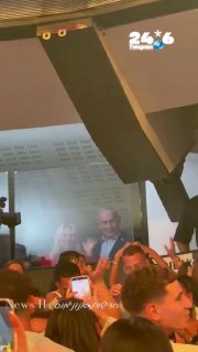 🇮🇱 הבת הגדולה שלי, החיילת שלי, הייתה אמש בהופעה של עדן בן זקן בהיכל מנורה. היא מספרת שכשנתניהו נכנס בהפתע…