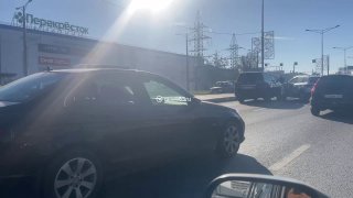 הכביש המהיר של מוסקבה עמוס בפקקים. אחרי המנהרה בשדרות קירוב לכיוון העיר - תאונה.