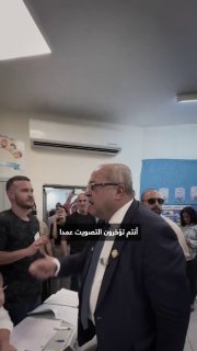 מתח בתוך הקלפי בישראל, עם האשמות על האטה מכוונת של ההצבעה בערים ערביות ראש גוש הרשימה המשותפת, אחמד טיבי, פ…