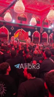 סצנות מתוך המסגד הקדוש של חוסייני במהלך הלווייתו של מר הרוג