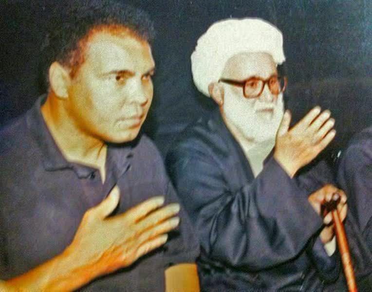 اخبار خاص: تصویری کم‌تر دیده شده از محمدعلی کلی در هیئتگفته می‌شود این عکس، به سفر سال ۱۳۷۲ اسطوره ورزش جهان به ایران برمی‌گردد. شخ