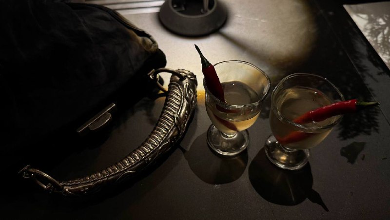 Очень тёплый день рождения Вики 🖤 Без большого шума — узким кругом, в Harvest: болтали, смеялись и внезапно забрейнштормили её празднование через год. Если что, план — бал для самых стильных людей страны, держим кулачки за спонсоров.Подарила Вике шпильку “Rosa” из своего ювелирного бренда Haitpin MT — она давно её хотела, просто тогда были короткие волосы. Сейчас они отросли, и момент случился идеальный.Финал — афтерпати в «Игле». Маленький бар, авторские коктейли и нереальная винтажная аудиосистема. Очень правильно закончили вечер, с хорошей музыкой и в уединении.Очень тёплый день рождения Вики 🖤 Без большого шума — узким кругом, в Harvest: болтали, смеялись и внезапно забрейнштормили её празднование через год. Если что, план — бал для самых стильных людей страны, держим кулачки за спонсоров.Подарила Вике шпильку “Rosa” из своего ювелирного бренда Haitpin MT — она давно её хотела, просто тогда были короткие волосы. Сейчас они отросли, и момент случился идеальный.Финал — афтерпати в «Игле». Маленький бар, авторские коктейли и нереальная винтажная аудиосистема. Очень правильно закончили вечер, с хорошей музыкой и в уединении.