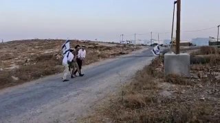 צוות חדשות NBC הותקף והוכה על ידי "מתנחלים" ישראלים המחזיקים באלות בגדה המערבית.