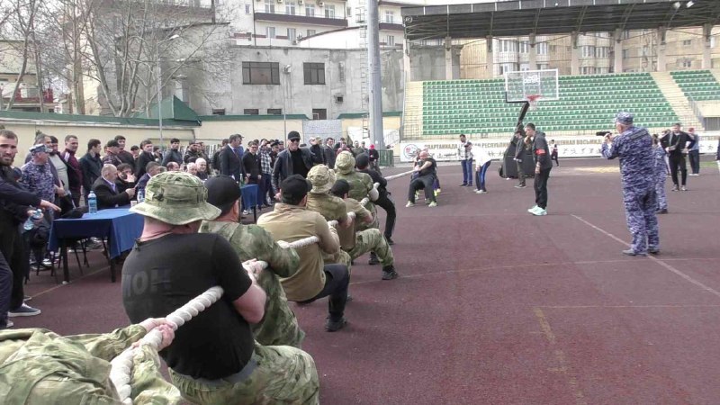 🇷🇺 В Махачкале определили сильнейших в перетягивании каната и гиревом спорте среди силовых структур. фото