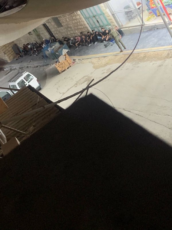 דחוף: כוחות הכיבוש עוצרים מספר רב של פלסטינים ומתעללים בהם במהלך הסתערותם על אזור דרום העיר חברון.