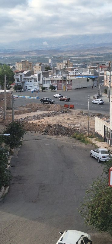 تبریز آنلاین: #مشکلات_مردماینجا شهرستان اهروسط چهارراه مرکز شهر رو خاکبرداری کردن ،چهارراه رو مسدود کردنمحل عبورومرور و زندگی 500 خانو