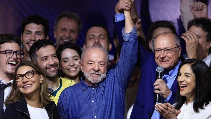 לולה מנצחת את הבחירות בברזיל, אך מתמודדת עם מאבק במעלה למשול