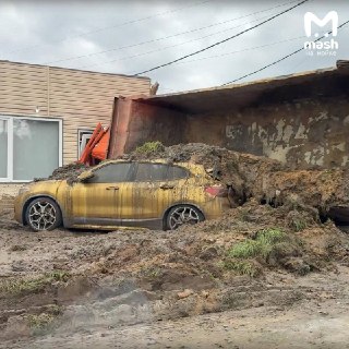 BMW в полном дерьме — вонючий арт на золотой малышке появился в Ленобласти. Дурнопахнущая история приключилась в Энколово на Шоссейной улице — когда водитель говновоза впечатался в стену и похоронил в массах иномарку. После этого он потерял дар речи и прос