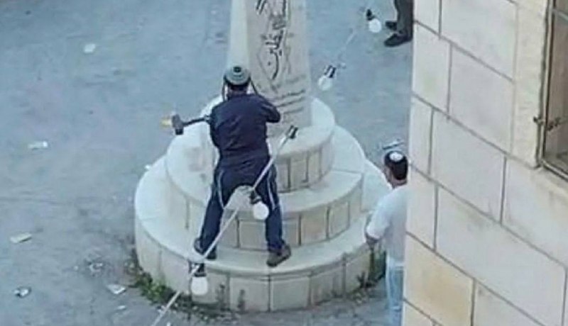 צבי סוכות מנפץ אנדרטה בכפר פלסטיני: הסיור היה מתואם ומאובטח בחיילים, ניפוץ האנדרטה - לא.