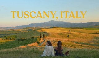 旅行_阳光美食、田园生活：托斯卡纳之梦在托斯卡纳，一群女孩们展开了她们的夏日冒险。美丽的乡村风光，悠闲的美食时光，随心而行的探索，全都交织在一起。她们通过这支 Vlog 记录了托斯卡纳阳光下的慢生活、令人心旷神怡的风景和朋友们相聚的时光，享受这份纯粹的放松与愉悦。托斯卡纳位于意大利中部，拥有如画的乡村风光、连绵起伏的丘陵、葱郁的葡萄园和金色的麦田。 From Tania Soviakvia 开眼Invalid media: video