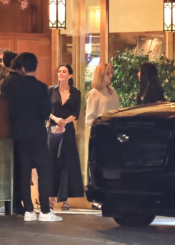 HollywooDi_A | هالیوودیا: سه بازیگر زن سریال “Friends” جنیفر آنیستون، کورتنی کاکس و لیزا کودرو، برای صرف شام در وست هالیوود در کنار یکدیگر دیده شد