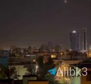 ‼️ הסרטון המלא של הרגע בו טיל ההגנה הפטריוט פגע באזורים העירוניים של בחריין.