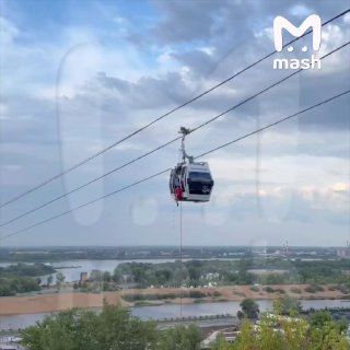 16 человек, в том числе четыре ребёнка, по предварительным данным, находились внутри застрявших кабинок на канатной дороге в Нижнем Новгороде.Их эвакуировали, сейчас здоровью пассажиров ничего не угрожает.❗ Не грузятся фото и видео? Читайте нас в MAX