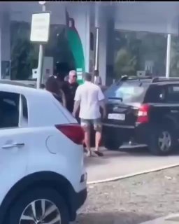 וולגוגרד של רוסיה: אנשים נלחמים במשאבות בתחנת הדלק בתוך משבר הדלק המתמשך של רוסיה.