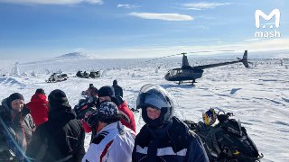 Пропавших в горах Пермского края туристов накрыл буран. Из-за чего сломался один из снегоходов. По данным Mash, экстремалы приняли решение отправить двоих за помощью, а остальных оставить на месте с техникой. Местность для них знакомая: они ежегодно отправ