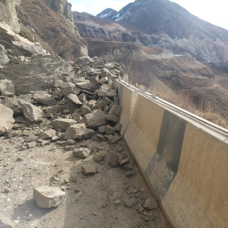 Обвал горной породы перекрыл участок республиканской дороги Ботлих — Хунзах — Араканская площадка вблизи села Амишта Хунзахского района, сообщили в МЧС фото