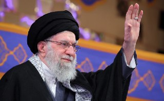 Верховный лидер Ирана Али Хаменеи погиб, подтвердило иранское телевидение.Ему было 86 лет. Хаменеи занимал свой пост с 1989 года, до этого он восемь лет был президентом Ирана.