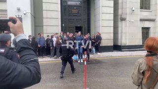 У Верховного суда, где сегодня пройдет апелляция по снятию «Яблока», задержали как минимум 35 человек, сообщил председатель московского отделения партии Кирилл Гончаров.Среди задержанных — кандидат в депутаты Госдумы от «Яблока», актер Виктор Балабанов.