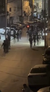 כוח חי"ר השייך לצבא הכיבוש מסתער על שכונת "ראס חמיס", מצפון לירושלים הכבושה.
